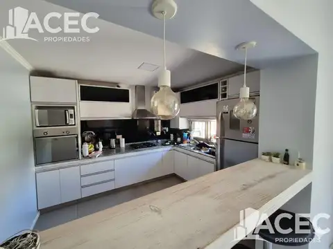 Casa 5 ambientes con 3 baños