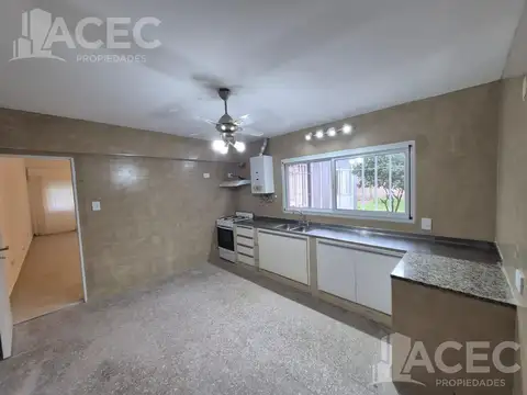 Santiago al 4800 - Casa al frente - Cochera - Jardín