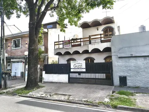 CASA MULTIFAMILIAR EN VENTA PARA ACTUALIZAR SOBRE GRAN LOTE. 3 VIVIENDAS. EXCELENTE UBICACIÓN.