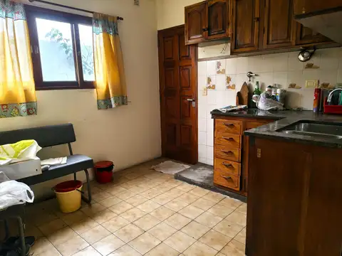 Casa 8 ambientes con 4 baños