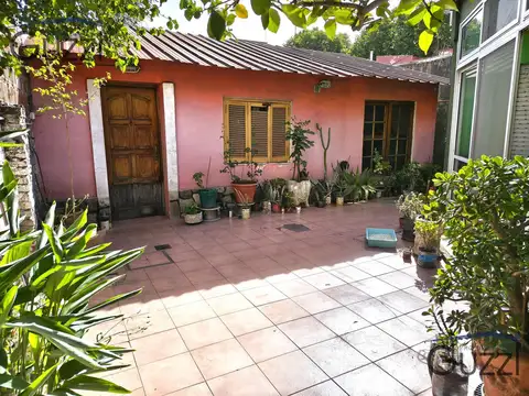 CASA MULTIFAMILIAR EN VENTA PARA ACTUALIZAR SOBRE GRAN LOTE. 3 VIVIENDAS. EXCELENTE UBICACIÓN.