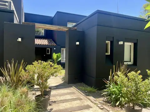 Una casa donde se vive relajado. EN VENTA EN AYRES DE PILAR sobre lote de 923m2