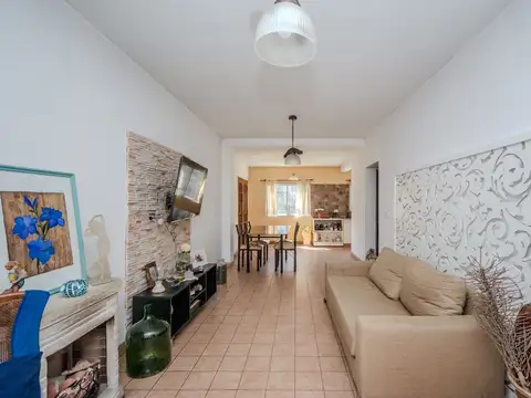 VENTA DE CASA 4 AMBIENTES CON JARDIN Y PILETA