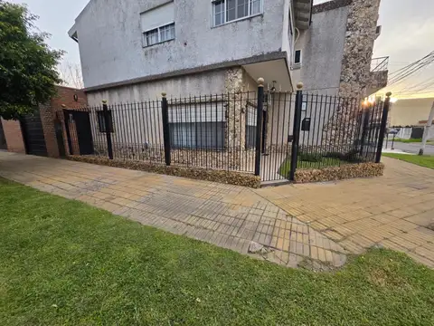 En Caseros en Venta Casa en Planta Baja 3 Ambientes Cochera Patio F: 2232