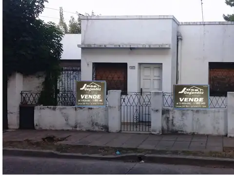 CASA EN MERLO NORTE A 7 CUADRAS DE ESTACION PAVIMENTO Y TODOS LOS SERVICIOS.