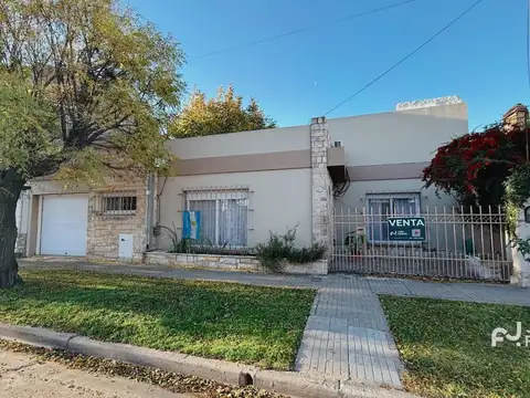 Casa en venta c/ cochera en Universitario