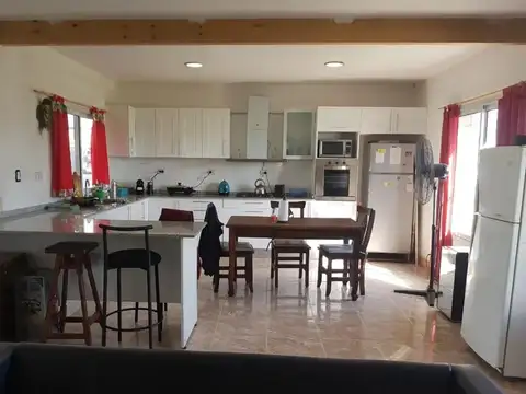 Casa 4 ambientes con 2 baños