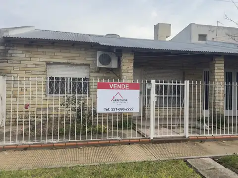 CASA A REMODELAR DE DOS DORMITORIOS CON PATIO Y COCHERA CUBIERTA