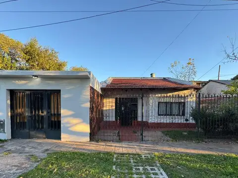 Casa funcional con amplio garaje y patio