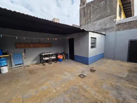 Casa funcional con amplio garaje y patio