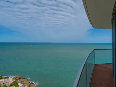 Exclusivo semipiso con vistas al mar y a Playa Chica.