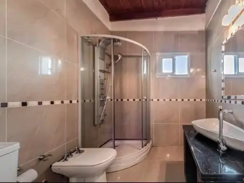 Casa en Venta con 5 cocheras