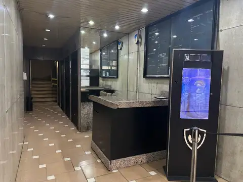 OFICINA EN ONCE DOS DESPACHOS SALITA DE REUNIONES Y RECEPCION - MUY BUENA UBICACION