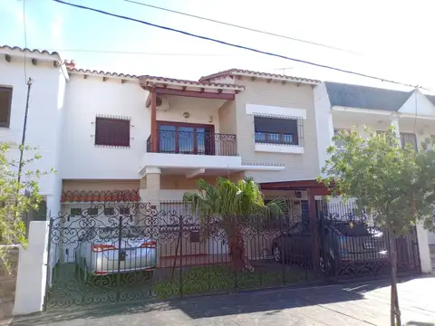 SE VENDE CASA PB 3 DORM., 5 COCHERAS, QUINCHO, PATIO, PILETA