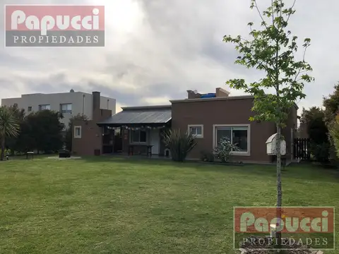 Casa en Venta con 2 cocheras