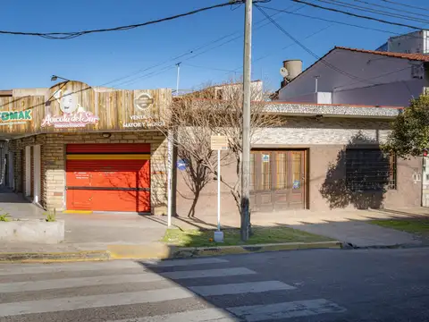 Venta de Casa con Local sobre Avenida en Tapiales
