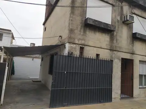 MORON SUR - CASA EN PH DE 4 AMBIENTES + COCHERA + PATIO CON PARRILLA