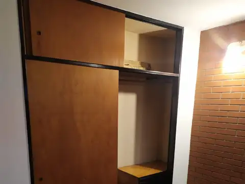 MORON SUR - CASA EN PH DE 4 AMBIENTES + COCHERA + PATIO CON PARRILLA
