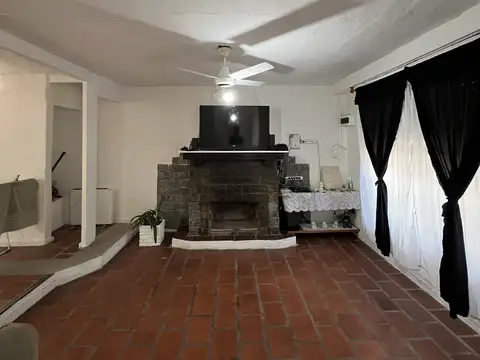 Casa S/lote de 8,66 x 32,45 mts  de 5 ambientes  + deposito