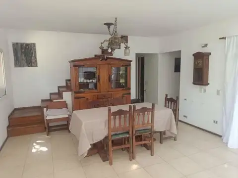 Casa 6 ambientes con 2 baños