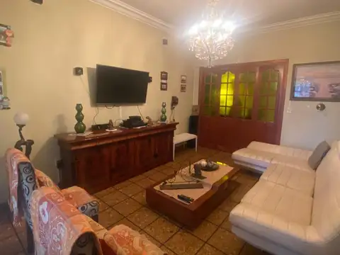 Chalet- A metros de CABA- Lote Propio  6 Ambientes- Cochera y garaje-
