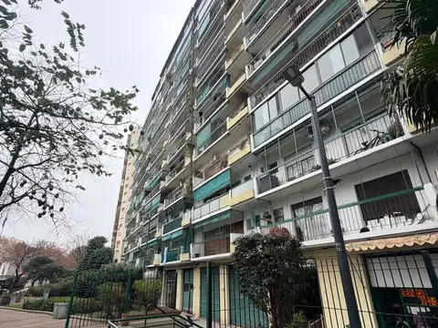 2 ambientes , lateral , muy luminoso con balcon , excelente ubicacion.