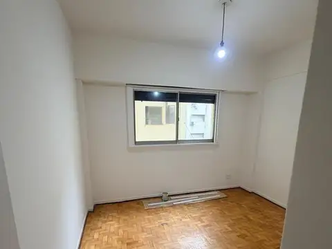 2 ambientes , lateral , muy luminoso con balcon , excelente ubicacion.