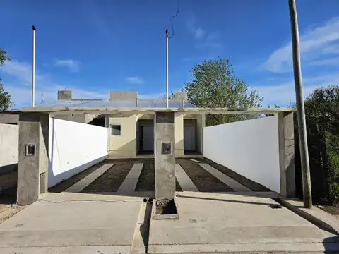 Casa de un dormitorio a estrenar, con cochera y patio. Financiada. Passo entre Sto Cabral y San...