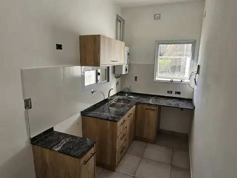 Casa de un dormitorio a estrenar, con cochera y patio. Financiada. Passo entre Sto Cabral y San...