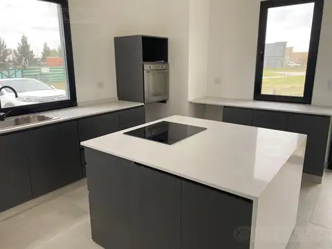 Casa 5 ambientes con 3 baños