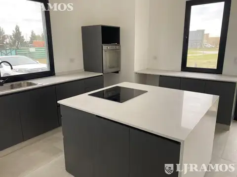 Casa 5 ambientes con 3 baños