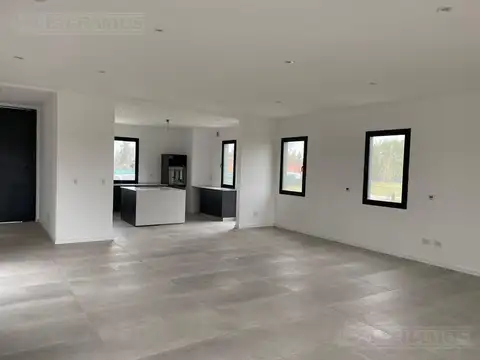 Hermosa casa en Venta en 1 Planta con Piscina Excelentes terminaciones PG