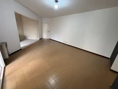 Charlone 600, Piso 1