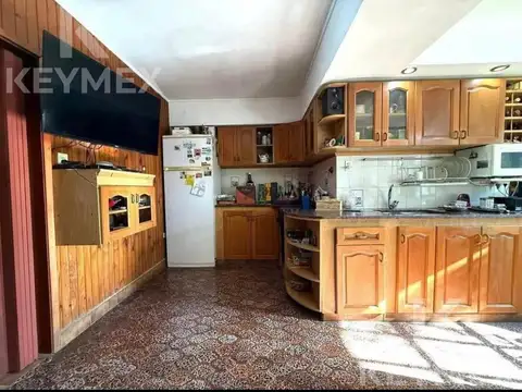 Casa 7 ambientes con 2 baños
