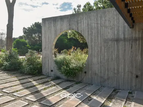 Casa 7 ambientes con 8 baños