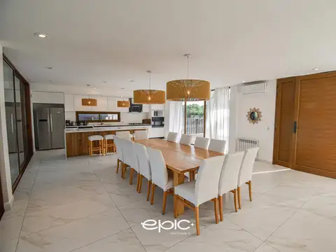 Casa en Venta con 4 cocheras