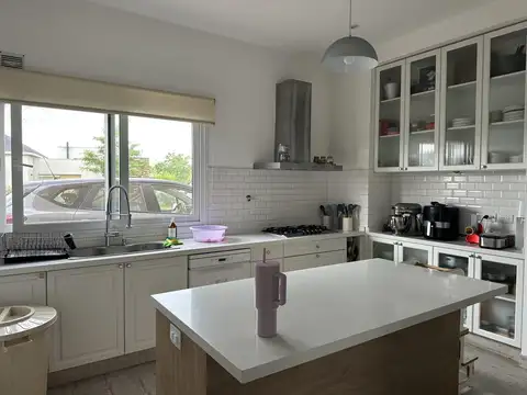 Casa en Alquiler con 1 cochera