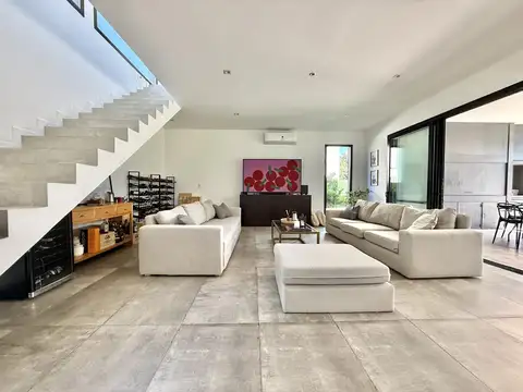 Casa en Venta con 4 cocheras