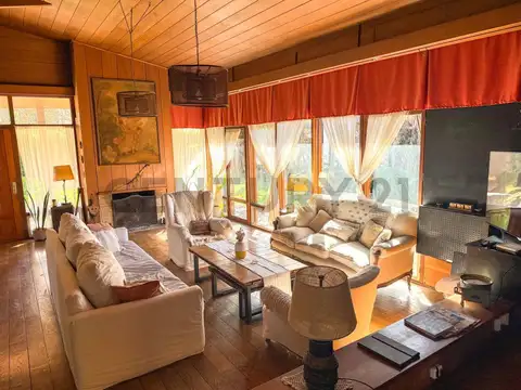 Casa en venta en Barrio con Porton, " Las Palmas ", Muñiz