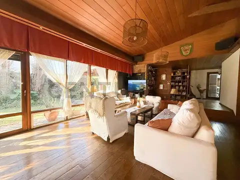 Casa en venta en Barrio con Porton, " Las Palmas ", Muñiz