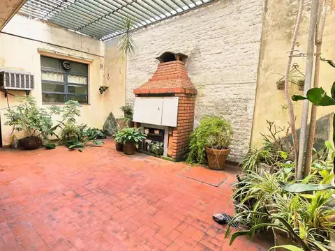 VENTA CASA CON TERRAZA PATIO Y COCHERA  FLORES