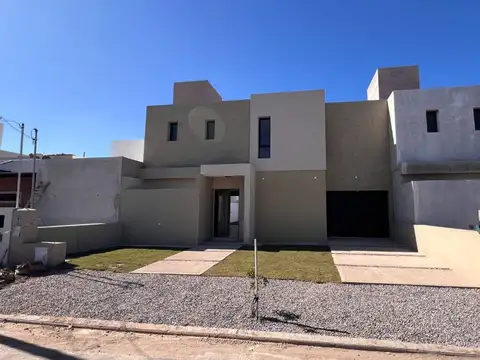 Casa en Venta con 2 cocheras
