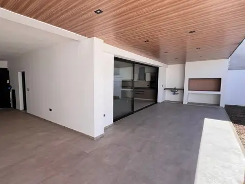 Venta casa Rincones de Manantiales, con seguridad