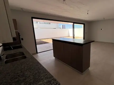 Venta casa Rincones de Manantiales, con seguridad