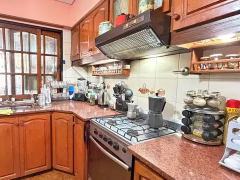 Casa 4 ambientes con 2 baños
