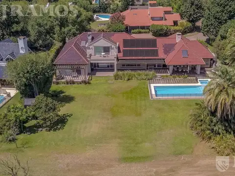 Casa 6 ambientes con 4 baños