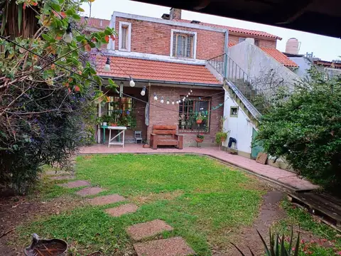 HERMOSO CHALET EN 2 PLANTAS CON JARDIN Y QUINCHO