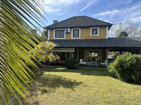 Exclusiva. Casa en alquiler anual, con/sin muebles. Piscina, jardin. Impecable