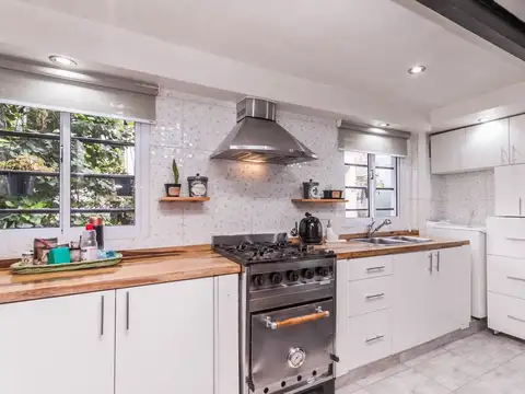 Casa 9 ambientes con 2 baños