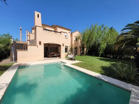 Casa 5 ambientes con 3 baños